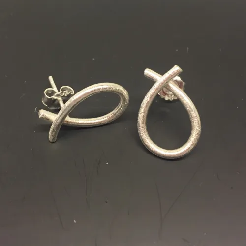 Ørestikkere Børstet sølv lille, loops, stikkere, øresticks, øreringe, ørehængere, ægte, sterlingsølv, kraftige, kvalitet, flotte, dulong, marianne, marianne dulong, susanne, friis, bjørner, biti, ribe, smykke, ørenringe, øresmykker, børstet, mat, moderne, smarte, sløjfe, sløjfer, bow,