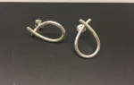 Ørestikkere Børstet sølv mellem, Ørestikkere Børstet sølv lille, loops, stikkere, øresticks, øreringe, ørehængere, ægte, sterlingsølv, kraftige, kvalitet, flotte, dulong, marianne, marianne dulong, susanne, friis, bjørner, biti, ribe, smykke, ørenringe, øresmykker, børstet, mat, moderne, smarte, sløjfe, sløjfer, bow,