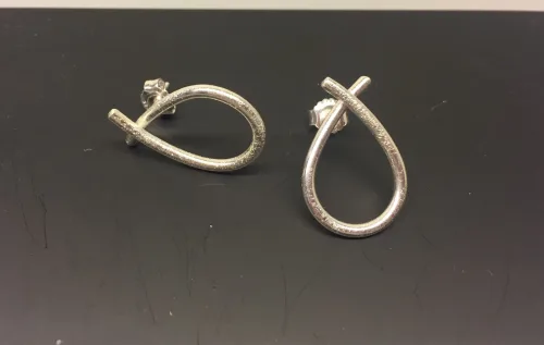 Ørestikkere Børstet sølv mellem, Ørestikkere Børstet sølv lille, loops, stikkere, øresticks, øreringe, ørehængere, ægte, sterlingsølv, kraftige, kvalitet, flotte, dulong, marianne, marianne dulong, susanne, friis, bjørner, biti, ribe, smykke, ørenringe, øresmykker, børstet, mat, moderne, smarte, sløjfe, sløjfer, bow,