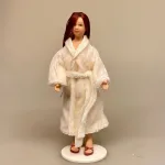 Dukke med badekåbe 1:12, dukkehusdukke, dukkehus dukker, til dukkehuset, badeværelse, morgenkåbe, badekåbe, badetøfler, slippers, morgenhår, badedukke, dukkehus tilbehør,, badedame, baigneause, ferie, udlandsrejse, efterløn, konfirmand, konfirmationsgave, gavekort, badelan, spa, wellness, skønhedsbehandling, badekåbe, per´nsion, otium, krydstogt, sjov, tale,