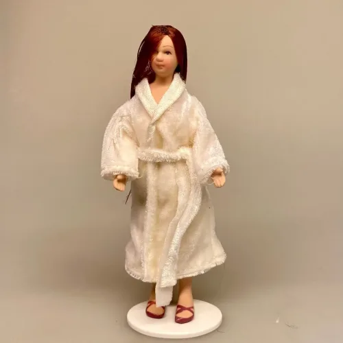 Dukke med badekåbe 1:12, dukkehusdukke, dukkehus dukker, til dukkehuset, badeværelse, morgenkåbe, badekåbe, badetøfler, slippers, morgenhår, badedukke, dukkehus tilbehør,, badedame, baigneause, ferie, udlandsrejse, efterløn, konfirmand, konfirmationsgave, gavekort, badelan, spa, wellness, skønhedsbehandling, badekåbe, per´nsion, otium, krydstogt, sjov, tale,