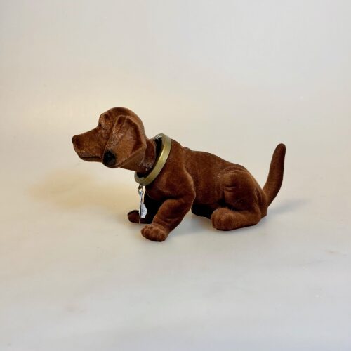 Klassisk Nikke-Hund - Brun Velour Lille, mini, WA-02, medium, brown, hirschglück, gamle, biler, brun velour, wackel dackel, velour, brun, bagsæde, bagrude, nikke, vippe hund, gravhund, kær, gave ide, hunde ejer, hattehylde, søndagstur, nikkende, hund, bagrudehund, WADA, beflockt, flock, tiere, velour, brun, blød, ryste på hovedet, bilhund, gamle, biler, retro, 1960'erne, tysk, original, ægte, vintage, olds mobile, biltræf, tirsdage, oldtimer, made in germany, tysk, design