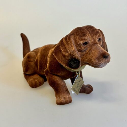 Klassisk Nikke-Hund - Brun Velour Lille, mini, WA-02, medium, brown, hirschglück, gamle, biler, brun velour, wackel dackel, velour, brun, bagsæde, bagrude, nikke, vippe hund, gravhund, kær, gave ide, hunde ejer, hattehylde, søndagstur, nikkende, hund, bagrudehund, WADA, beflockt, flock, tiere, velour, brun, blød, ryste på hovedet, bilhund, gamle, biler, retro, 1960'erne, tysk, original, ægte, vintage, olds mobile, biltræf, tirsdage, oldtimer, made in germany, tysk, design