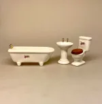 Miniature Badeværelse i porcelæn sæt, Miniature toiletrulle Lambi, wcpapir, wcrulle, toilet papir, toiletrulle, mini, miniature, miniaturer, dukkehus, dukkehusting, dukkehustilbehør, sætterkasseting, sætterkasse, sættekasse, nisseting, nissedør, nissebo, nissehus, ting til nisserne, dukkehuset, sangskjuler, sjov, 1:12, biti, ribe, Miniature Wc toilet i porcelæn, toilet, wc, træk og slip, puste grise, dukkehusting, dukkehustilbehør, porcelænscisterne, badeværelse, dukkehuset, lille, skala, 1:12, miiaturer, småt, lillebitte, biti, ribe