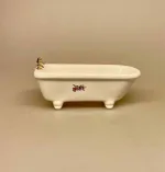 Miniature Badeværelse i porcelæn sæt, Miniature toiletrulle Lambi, wcpapir, wcrulle, toilet papir, toiletrulle, mini, miniature, miniaturer, dukkehus, dukkehusting, dukkehustilbehør, sætterkasseting, sætterkasse, sættekasse, nisseting, nissedør, nissebo, nissehus, ting til nisserne, dukkehuset, sangskjuler, sjov, 1:12, biti, ribe, Miniature Wc toilet i porcelæn, toilet, wc, træk og slip, puste grise, dukkehusting, dukkehustilbehør, porcelænscisterne, badeværelse, dukkehuset, lille, skala, 1:12, miiaturer, småt, lillebitte, biti, ribe