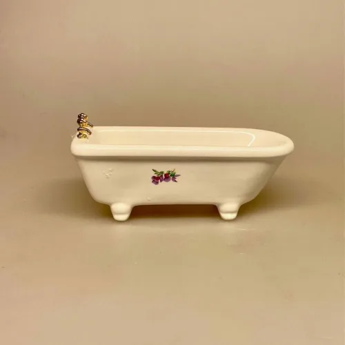 Miniature Badeværelse i porcelæn sæt, Miniature toiletrulle Lambi, wcpapir, wcrulle, toilet papir, toiletrulle, mini, miniature, miniaturer, dukkehus, dukkehusting, dukkehustilbehør, sætterkasseting, sætterkasse, sættekasse, nisseting, nissedør, nissebo, nissehus, ting til nisserne, dukkehuset, sangskjuler, sjov, 1:12, biti, ribe, Miniature Wc toilet i porcelæn, toilet, wc, træk og slip, puste grise, dukkehusting, dukkehustilbehør, porcelænscisterne, badeværelse, dukkehuset, lille, skala, 1:12, miiaturer, småt, lillebitte, biti, ribe