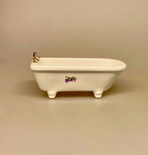 Miniature Badeværelse i porcelæn sæt, Miniature toiletrulle Lambi, wcpapir, wcrulle, toilet papir, toiletrulle, mini, miniature, miniaturer, dukkehus, dukkehusting, dukkehustilbehør, sætterkasseting, sætterkasse, sættekasse, nisseting, nissedør, nissebo, nissehus, ting til nisserne, dukkehuset, sangskjuler, sjov, 1:12, biti, ribe, Miniature Wc toilet i porcelæn, toilet, wc, træk og slip, puste grise, dukkehusting, dukkehustilbehør, porcelænscisterne, badeværelse, dukkehuset, lille, skala, 1:12, miiaturer, småt, lillebitte, biti, ribe