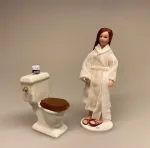 Miniature Wc toilet i porcelæn, træk og slip, lokum, Miniature Wc toilet i porcelæn, toilet, wc, træk og slip, puste grise, dukkehusting, dukkehustilbehør, porcelænscisterne, badeværelse, dukkehuset, lille, skala, 1:12, miiaturer, småt, lillebitte, biti, ribe