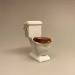 Miniature Wc toilet i porcelæn, træk og slip, lokum, Miniature Wc toilet i porcelæn, toilet, wc, træk og slip, puste grise, dukkehusting, dukkehustilbehør, porcelænscisterne, badeværelse, dukkehuset, lille, skala, 1:12, miiaturer, småt, lillebitte, biti, ribe