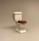 Miniature Wc toilet i porcelæn, træk og slip, lokum, Miniature Wc toilet i porcelæn, toilet, wc, træk og slip, puste grise, dukkehusting, dukkehustilbehør, porcelænscisterne, badeværelse, dukkehuset, lille, skala, 1:12, miiaturer, småt, lillebitte, biti, ribe