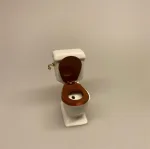 Miniature Wc toilet i porcelæn, træk og slip, lokum, Miniature Wc toilet i porcelæn, toilet, wc, træk og slip, puste grise, dukkehusting, dukkehustilbehør, porcelænscisterne, badeværelse, dukkehuset, lille, skala, 1:12, miiaturer, småt, lillebitte, biti, ribe