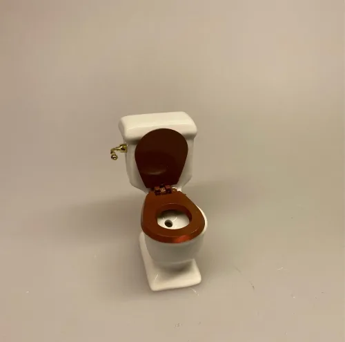 Miniature Wc toilet i porcelæn, træk og slip, lokum, Miniature Wc toilet i porcelæn, toilet, wc, træk og slip, puste grise, dukkehusting, dukkehustilbehør, porcelænscisterne, badeværelse, dukkehuset, lille, skala, 1:12, miiaturer, småt, lillebitte, biti, ribe