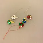 Miniature julepynt - Flethjerter, Miniature julehjerter , Miniature julepynt - Flettede julehjerter kulørte, skal vi flette vores julehjerter, håndlavet, mini, pynt, dukkehus, til dukkehuset, mini julepynt, troldegren, mini juletræ, 1:12, ting til dukkehuset, dukkehusting, nisserne, nisse dør, nissedør, nissebo, biti, ribe, klassisk jul, klassisk julepynt, dansk jul, dansk julepynt, peters jul