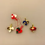 Miniature julepynt - Flethjerter, Miniature julehjerter , Miniature julepynt - Flettede julehjerter kulørte, skal vi flette vores julehjerter, håndlavet, mini, pynt, dukkehus, til dukkehuset, mini julepynt, troldegren, mini juletræ, 1:12, ting til dukkehuset, dukkehusting, nisserne, nisse dør, nissedør, nissebo, biti, ribe, klassisk jul, klassisk julepynt, dansk jul, dansk julepynt, peters jul