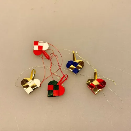 Miniature julepynt - Flethjerter, Miniature julehjerter , Miniature julepynt - Flettede julehjerter kulørte, skal vi flette vores julehjerter, håndlavet, mini, pynt, dukkehus, til dukkehuset, mini julepynt, troldegren, mini juletræ, 1:12, ting til dukkehuset, dukkehusting, nisserne, nisse dør, nissedør, nissebo, biti, ribe, klassisk jul, klassisk julepynt, dansk jul, dansk julepynt, peters jul