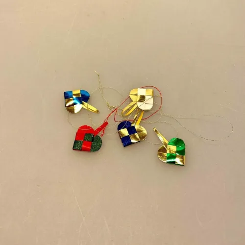 Miniature julepynt - Flethjerter, Miniature julehjerter , Miniature julepynt - Flettede julehjerter kulørte, skal vi flette vores julehjerter, håndlavet, mini, pynt, dukkehus, til dukkehuset, mini julepynt, troldegren, mini juletræ, 1:12, ting til dukkehuset, dukkehusting, nisserne, nisse dør, nissedør, nissebo, biti, ribe, klassisk jul, klassisk julepynt, dansk jul, dansk julepynt, peters jul