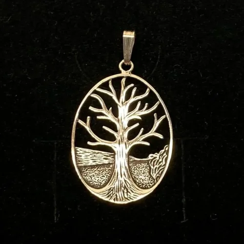 Vikinge vedhæng sølv - Livets træ Yggdrasil stor oval ,Vikinge vedhæng sølv - Livets træ Yggdrasil lille oval, Vikinge Vedhæng sølv - Livets træ Yggdrasil, vikingesmykker, vikingsmykker, livstræet, ask, ygdrasil, yggdrassil, asatro, sølvvedhæng, sølvsmykke, kædevedhæng, freja, nordisk mytologi, asgård, udgård, midgård, museumssmykker, museums smykker, kopi smykker, fund, kopier af fund, ribe, biti,