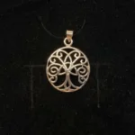 Vikingevedhæng i sølv - Livets træ Yggdrasil med keltisk flet enkelt, keltisk, symmetrisk, triscal, triskele, magiske tal tre, Vikinge vedhæng sølv - Livets træ Yggdrasil snoet stamme, Vikinge vedhæng sølv - Livets træ Yggdrasil stor oval ,Vikinge vedhæng sølv - Livets træ Yggdrasil lille oval, Vikinge Vedhæng sølv - Livets træ Yggdrasil, vikingesmykker, vikingsmykker, livstræet, ask, ygdrasil, yggdrassil, asatro, sølvvedhæng, sølvsmykke, kædevedhæng, freja, nordisk mytologi, asgård, udgård, midgård, museumssmykker, museums smykker, kopi smykker, fund, kopier af fund, ribe, biti, tre verdener, tre rødder, det magiske tal tre