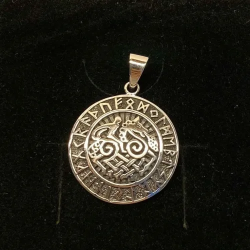 Vedhæng i sølv - Odins hest Slejpner med runer, runeskrift, sjeipnir, sleipner, slejpnir, odin, odins hest, ottebenede, ottebenet hest, hurtig som vinden, aser, guderne, nordiske guder, nordisk mytologi, mythology, nordic, sølv, ægte, sterling sølv, vedhæng, sølvvedhæng, sølvsmykke, museumssmykker, museums smykke, kopismykker, vikinger, vikingesmykker, vikingevedhæng, vikinge vedhæng, kæde, halssmykke, amulet, flot, lækker, kvalitet, stort, spændende, interessant, specielt, biti, ribe,