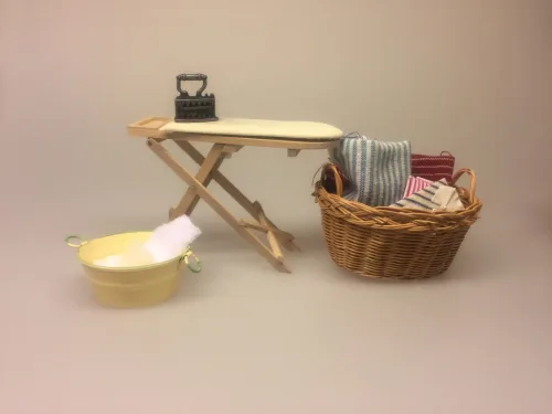 Miniature Strygebræt lyst træ ,Miniature Vaskebalje gul, Miniature balje gul emalje med badeand, vaskebalje, julebad, nisseting, ting til nisser, nisse tilbehør, nissedør, nissebo, dukkehus, dukkehusting, dukkehus tilbehør, tinfg til dukkehuset, 1:12, små ting, badekar, bad i køkkenet, klatvask, vasketøj, tøjvask, vaskemaskine, biti, ribe, emalje, gul, balje,