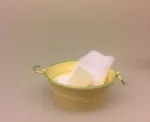 Miniature Vaskebalje gul, Miniature balje gul emalje med badeand, vaskebalje, julebad, nisseting, ting til nisser, nisse tilbehør, nissedør, nissebo, dukkehus, dukkehusting, dukkehus tilbehør, tinfg til dukkehuset, 1:12, små ting, badekar, bad i køkkenet, klatvask, vasketøj, tøjvask, vaskemaskine, biti, ribe, emalje, gul, balje,