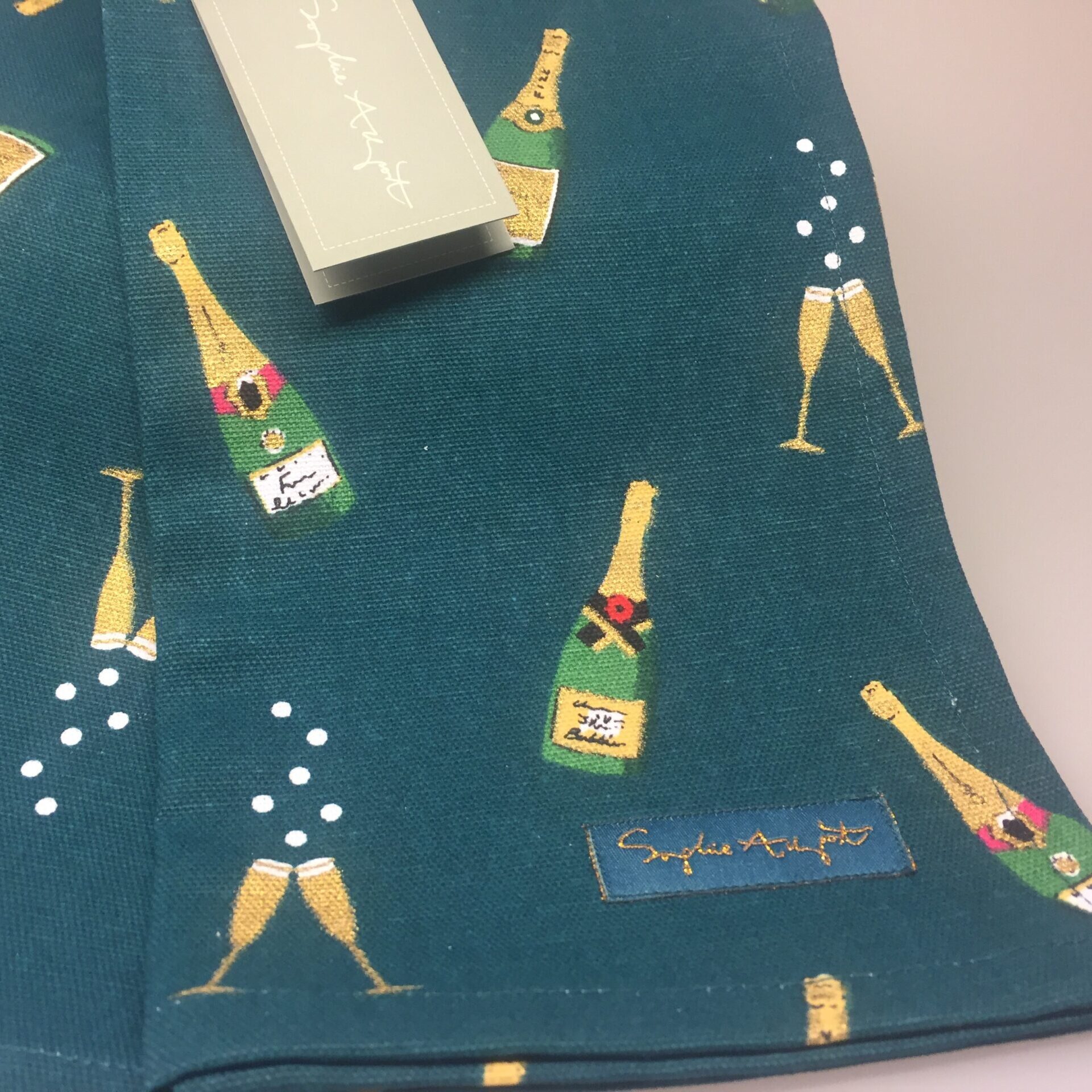 Forklæde i Bomuld med tryk - Unisex - Champagne, Viskestykke Bomuld med tryk - Champagne, fest, nytår, bobler, champagne, prosecco, moet, sect, fizz and bobles, allport, ting med champagne, et glas, champagnefløjter, det skal fejres, lad propperne springe, elegant, lækkert, kvalitet, værtindegave, biti, ribe, Forklæde i Bomuld med Tryk - Unisex - Champagne