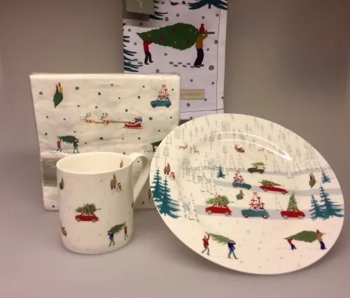 Servietter hvide - Driving home for Christmas, Tallerken - Ben Porcelæn - Driving home for Christmas, Krus - Ben Porcelæn - Driving home for Christmas, Viskestykke Bomuld med tryk - Driving Home for Christmas, Forklæde i Bomuld med tryk - Unisex - Driving home for Christmas, forklæde, til mænd, til damer, unisex, juleforklæde, jul i køkkenet, jlebag, julebagning, driving home for christmas, bil med juletræ, flot, lækkert, kvalitet, julegave, julegaveide, biti, ribe, allport,