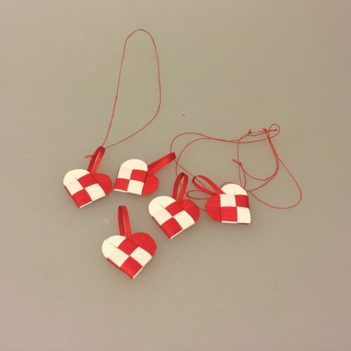 Julepynt - Flettede julehjerter rød/hvide små, Miniature julepynt - Flettede julehjerter rød/hvide, Miniature julepynt - Flettede julehjerter kulørte, skal vi flette vores julehjerter, håndlavet, mini, pynt, dukkehus, til dukkehuset, mini julepynt, troldegren, mini juletræ, 1:12, ting til dukkehuset, dukkehusting, nisserne, nisse dør, nissedør, nissebo, biti, ribe, klassisk jul, klassisk julepynt, dansk jul, dansk julepynt, peters jul