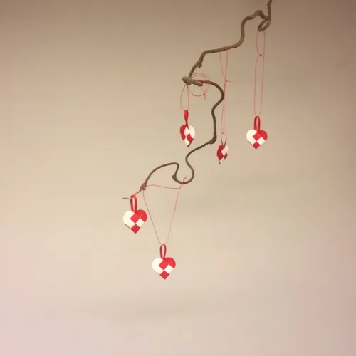 Julepynt - Flettede julehjerter rød/hvide små, Miniature julepynt - Flettede julehjerter rød/hvide, Miniature julepynt - Flettede julehjerter kulørte, skal vi flette vores julehjerter, håndlavet, mini, pynt, dukkehus, til dukkehuset, mini julepynt, troldegren, mini juletræ, 1:12, ting til dukkehuset, dukkehusting, nisserne, nisse dør, nissedør, nissebo, biti, ribe, klassisk jul, klassisk julepynt, dansk jul, dansk julepynt, peters jul