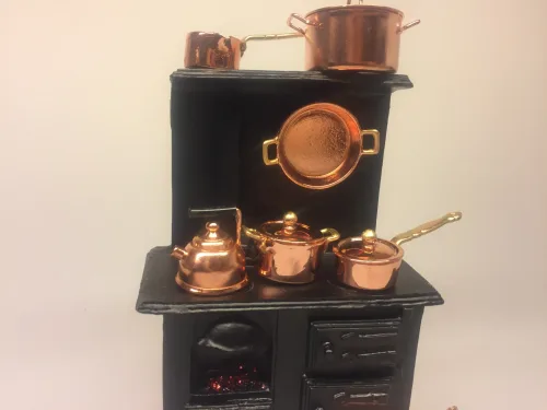 Miniature kobber gryde stor, Miniature kobber Pande rund ,Miniature kobber æbleskivepande, Miniature Støbejerns Komfur med ild, komfur, dukkekomfur, ovn, miniaturer, dukkehusting, ting til dukkehuset, dukkekøkken, støbejern, støbejernskomfur, nissebo, ting til nisser, nissetilbehør, dukketilbehør, mini, 1:12, skala, lille, småt, doll house, miniaturen, biti, ribe