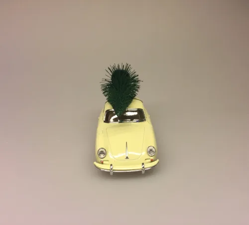 Modelbil Porsche Med Juletræ - Creme, Modelbil Porche med juletræ rød, old timer, gamle biler, old school, bil, modelbil, rød, julebil, bil med juletræ, bil med juletræ på taget, bil med grantræ, moderne julepynt, julen 2019, sportsvogn, racerbil, veteran bil, veteranbil, lækker, luksus, samler på biler, cool, lækker kvalitet, skøn, sjov, flot, biti, ribe, veterantræf, hovedengen