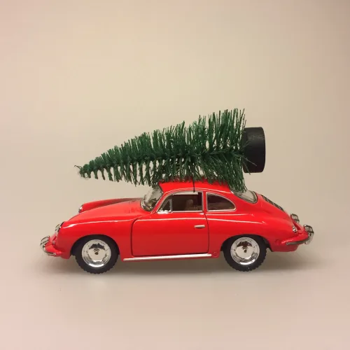 Modelbil Porsche Med Juletræ - Rød, old timer, gamle biler, old school, bil, modelbil, rød, julebil, bil med juletræ, bil med juletræ på taget, bil med grantræ, moderne julepynt, julen 2019, sportsvogn, racerbil, veteran bil, veteranbil, lækker, luksus, samler på biler, cool, lækker kvalitet, skøn, sjov, flot, biti, ribe, veterantræf, hovedengen