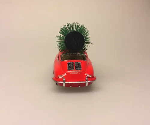 Modelbil Porsche Med Juletræ - Rød, old timer, gamle biler, old school, bil, modelbil, rød, julebil, bil med juletræ, bil med juletræ på taget, bil med grantræ, moderne julepynt, julen 2019, sportsvogn, racerbil, veteran bil, veteranbil, lækker, luksus, samler på biler, cool, lækker kvalitet, skøn, sjov, flot, biti, ribe, veterantræf, hovedengen