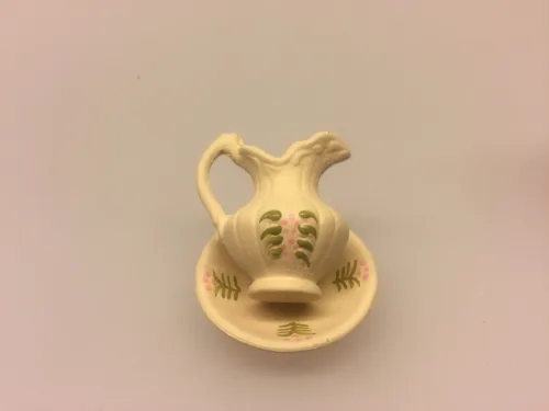 Miniature Servantesæt Terrakotta med Rosa Deko, Miniature Servantemøbel med potte og servante, etagevask, vask, servante, servantesæt, servantebord, vaskemøbel, potte, natpotte, nisser, nissebo, nissedr, nissehus, nisse tilbehør, ting til, nisserne, dukkehuset, dukkehus, dukkehusting, dukkehustilbehør, dukkemøbler, møbler, teracotta, terracotta, ler, yndigt, nostalgisk, upstairs downstairs, downtown abbey, biti, ribe