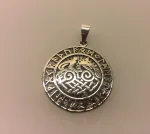 Vedhæng i sølv - Odins hest Slejpner med runer, runeskrift, sjeipnir, sleipner, slejpnir, odin, odins hest, ottebenede, ottebenet hest, hurtig som vinden, aser, guderne, nordiske guder, nordisk mytologi, mythology, nordic, sølv, ægte, sterling sølv, vedhæng, sølvvedhæng, sølvsmykke, museumssmykker, museums smykke, kopismykker, vikinger, vikingesmykker, vikingevedhæng, vikinge vedhæng, kæde, halssmykke, amulet, flot, lækker, kvalitet, stort, spændende, interessant, specielt, biti, ribe,