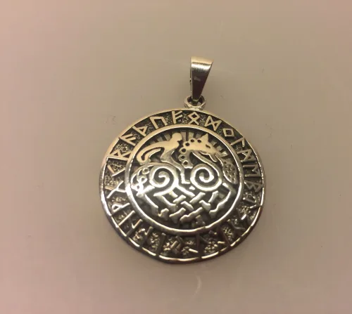 Vedhæng i sølv - Odins hest Slejpner med runer, runeskrift, sjeipnir, sleipner, slejpnir, odin, odins hest, ottebenede, ottebenet hest, hurtig som vinden, aser, guderne, nordiske guder, nordisk mytologi, mythology, nordic, sølv, ægte, sterling sølv, vedhæng, sølvvedhæng, sølvsmykke, museumssmykker, museums smykke, kopismykker, vikinger, vikingesmykker, vikingevedhæng, vikinge vedhæng, kæde, halssmykke, amulet, flot, lækker, kvalitet, stort, spændende, interessant, specielt, biti, ribe,