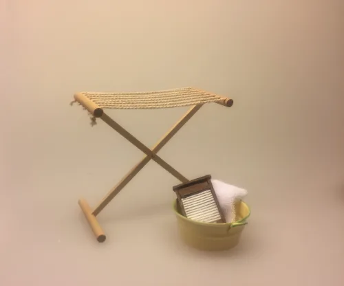 Miniature Tørrestativ lyst træ, Miniature Vaskebalje gul, Miniature balje gul emalje med badeand, vaskebalje, julebad, nisseting, ting til nisser, nisse tilbehør, nissedør, nissebo, dukkehus, dukkehusting, dukkehus tilbehør, tinfg til dukkehuset, 1:12, små ting, badekar, bad i køkkenet, klatvask, vasketøj, tøjvask, vaskemaskine, biti, ribe,