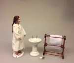 Miniature Håndvask i porcelæn lilla blomst, Miniature Håndvask i porcelæn , badeværelse, porcelænsvask, håndvask, bad, dukkehus, til dukkehuset, dukkehusting, dukkehus tilbehør, miniaturer, dukkemøbler, dukketilbehør, dukketing, biti, ribe