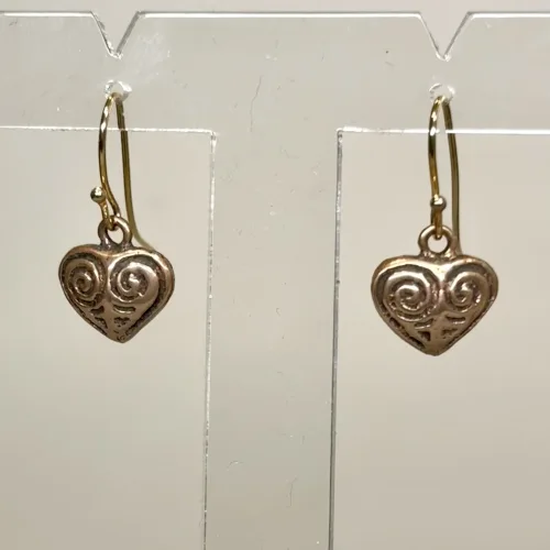 Vikinge Ørehængere Bronze - Hjerte amuletter, Vikinge Ørehængere i bronze - Hjerte amuletter , kærlighed, kæreste, kærestegave, kærlighedsgave, symbol, årsdag, valentines, bryllupsdag, forlovelse, vikingesmykker, vikinger, aser, frugtbarhed, tillykke, museums, museumssmykker, bronze, bronzesmykker, gyldne, kobber, kopi, kopismykker, ægte, originale, danske, gamle, guder, nordisk, mytologi, historiske, smykker, fund, ribe, biti, mors dag