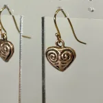Vikinge Ørehængere Bronze - Hjerte amuletter, Vikinge Ørehængere i bronze - Hjerte amuletter , kærlighed, kæreste, kærestegave, kærlighedsgave, symbol, årsdag, valentines, bryllupsdag, forlovelse, vikingesmykker, vikinger, aser, frugtbarhed, tillykke, museums, museumssmykker, bronze, bronzesmykker, gyldne, kobber, kopi, kopismykker, ægte, originale, danske, gamle, guder, nordisk, mytologi, historiske, smykker, fund, ribe, biti, mors dag