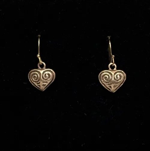 Vikinge Ørehængere Bronze - Hjerte amuletter, Vikinge Ørehængere i bronze - Hjerte amuletter , kærlighed, kæreste, kærestegave, kærlighedsgave, symbol, årsdag, valentines, bryllupsdag, forlovelse, vikingesmykker, vikinger, aser, frugtbarhed, tillykke, museums, museumssmykker, bronze, bronzesmykker, gyldne, kobber, kopi, kopismykker, ægte, originale, danske, gamle, guder, nordisk, mytologi, historiske, smykker, fund, ribe, biti, mors dag
