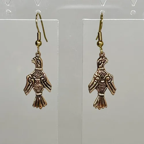 Bronze Øreringe - Odins Ravne Hugin og Munin, ravn, ravne, Odin, Odins ravne, klogskab, viden, information, nordisk, mytologi, nordiske guder, smykker, bronze, øreringe, ørehængere, fugle, gamle, museumsfund, museumssmykker, vikingesmykker, vikingeøreringe, hængeøreringe, ørehængere, kobber, bronzesmykker, ydun, idun, thor, sif, fenris, danerne, aser, asatro, kopismykker, vikingekopi, guldskat, udgravninger, biti, ribe, vadehavet, sort sol, domkirken, ansgar, gaveide, gave, gyldne, gyldent, kobberfarvet, kobberbryllup,