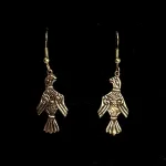 Bronze Øreringe - Odins Ravne Hugin og Munin, ravn, ravne, Odin, Odins ravne, klogskab, viden, information, nordisk, mytologi, nordiske guder, smykker, bronze, øreringe, ørehængere, fugle, gamle, museumsfund, museumssmykker, vikingesmykker, vikingeøreringe, hængeøreringe, ørehængere, kobber, bronzesmykker, ydun, idun, thor, sif, fenris, danerne, aser, asatro, kopismykker, vikingekopi, guldskat, udgravninger, biti, ribe, vadehavet, sort sol, domkirken, ansgar, gaveide, gave, gyldne, gyldent, kobberfarvet, kobberbryllup,