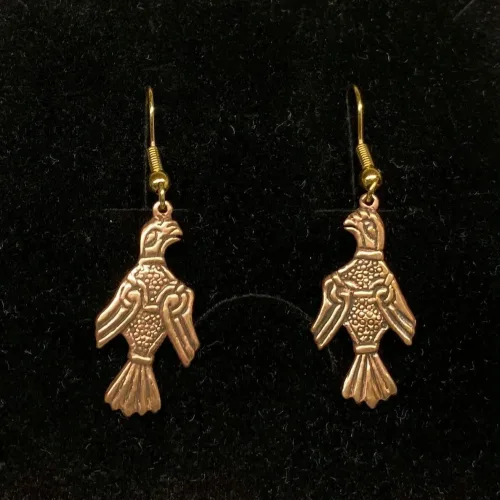 Bronze Øreringe - Odins Ravne Hugin og Munin, ravn, ravne, Odin, Odins ravne, klogskab, viden, information, nordisk, mytologi, nordiske guder, smykker, bronze, øreringe, ørehængere, fugle, gamle, museumsfund, museumssmykker, vikingesmykker, vikingeøreringe, hængeøreringe, ørehængere, kobber, bronzesmykker, ydun, idun, thor, sif, fenris, danerne, aser, asatro, kopismykker, vikingekopi, guldskat, udgravninger, biti, ribe, vadehavet, sort sol, domkirken, ansgar, gaveide, gave, gyldne, gyldent, kobberfarvet, kobberbryllup,