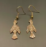 Bronze Øreringe - Odins Ravne Hugin og Munin, ravn, ravne, Odin, Odins ravne, klogskab, viden, information, nordisk, mytologi, nordiske guder, smykker, bronze, øreringe, ørehængere, fugle, gamle, museumsfund, museumssmykker, vikingesmykker, vikingeøreringe, hængeøreringe, ørehængere, kobber, bronzesmykker, ydun, idun, thor, sif, fenris, danerne, aser, asatro, kopismykker, vikingekopi, guldskat, udgravninger, biti, ribe, vadehavet, sort sol, domkirken, ansgar, gaveide, gave, gyldne, gyldent, kobberfarvet, kobberbryllup,