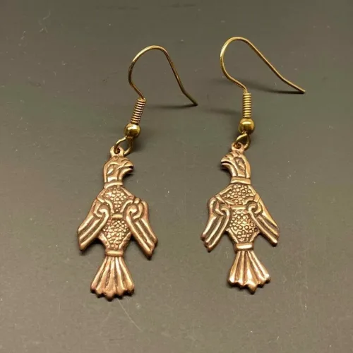 Bronze Øreringe - Odins Ravne Hugin og Munin, ravn, ravne, Odin, Odins ravne, klogskab, viden, information, nordisk, mytologi, nordiske guder, smykker, bronze, øreringe, ørehængere, fugle, gamle, museumsfund, museumssmykker, vikingesmykker, vikingeøreringe, hængeøreringe, ørehængere, kobber, bronzesmykker, ydun, idun, thor, sif, fenris, danerne, aser, asatro, kopismykker, vikingekopi, guldskat, udgravninger, biti, ribe, vadehavet, sort sol, domkirken, ansgar, gaveide, gave, gyldne, gyldent, kobberfarvet, kobberbryllup,