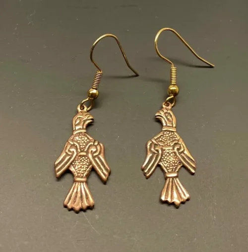 Bronze Øreringe - Odins Ravne Hugin og Munin, ravn, ravne, Odin, Odins ravne, klogskab, viden, information, nordisk, mytologi, nordiske guder, smykker, bronze, øreringe, ørehængere, fugle, gamle, museumsfund, museumssmykker, vikingesmykker, vikingeøreringe, hængeøreringe, ørehængere, kobber, bronzesmykker, ydun, idun, thor, sif, fenris, danerne, aser, asatro, kopismykker, vikingekopi, guldskat, udgravninger, biti, ribe, vadehavet, sort sol, domkirken, ansgar, gaveide, gave, gyldne, gyldent, kobberfarvet, kobberbryllup,