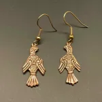 Bronze Øreringe - Odins Ravne Hugin og Munin, ravn, ravne, Odin, Odins ravne, klogskab, viden, information, nordisk, mytologi, nordiske guder, smykker, bronze, øreringe, ørehængere, fugle, gamle, museumsfund, museumssmykker, vikingesmykker, vikingeøreringe, hængeøreringe, ørehængere, kobber, bronzesmykker, ydun, idun, thor, sif, fenris, danerne, aser, asatro, kopismykker, vikingekopi, guldskat, udgravninger, biti, ribe, vadehavet, sort sol, domkirken, ansgar, gaveide, gave, gyldne, gyldent, kobberfarvet, kobberbryllup,