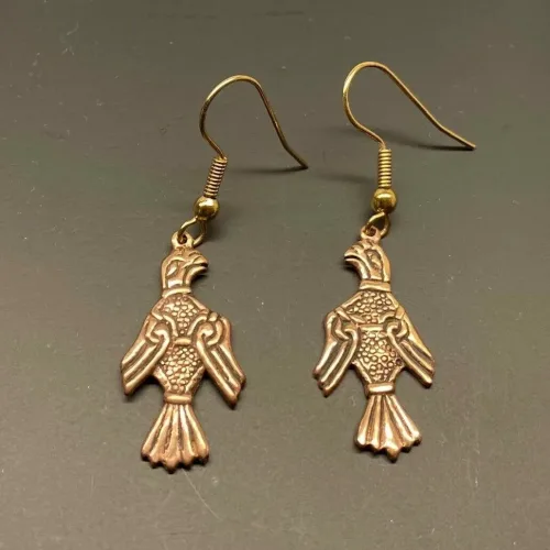 Bronze Øreringe - Odins Ravne Hugin og Munin, ravn, ravne, Odin, Odins ravne, klogskab, viden, information, nordisk, mytologi, nordiske guder, smykker, bronze, øreringe, ørehængere, fugle, gamle, museumsfund, museumssmykker, vikingesmykker, vikingeøreringe, hængeøreringe, ørehængere, kobber, bronzesmykker, ydun, idun, thor, sif, fenris, danerne, aser, asatro, kopismykker, vikingekopi, guldskat, udgravninger, biti, ribe, vadehavet, sort sol, domkirken, ansgar, gaveide, gave, gyldne, gyldent, kobberfarvet, kobberbryllup,