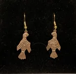 Bronze Øreringe - Odins Ravne Hugin og Munin, ravn, ravne, Odin, Odins ravne, klogskab, viden, information, nordisk, mytologi, nordiske guder, smykker, bronze, øreringe, ørehængere, fugle, gamle, museumsfund, museumssmykker, vikingesmykker, vikingeøreringe, hængeøreringe, ørehængere, kobber, bronzesmykker, ydun, idun, thor, sif, fenris, danerne, aser, asatro, kopismykker, vikingekopi, guldskat, udgravninger, biti, ribe, vadehavet, sort sol, domkirken, ansgar, gaveide, gave, gyldne, gyldent, kobberfarvet, kobberbryllup,